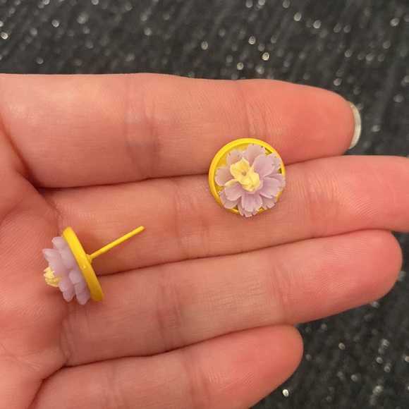 5/$15 💐🆕Purple Flower 12mm Handcrafted Resin Earrings - Picture 2 of 2